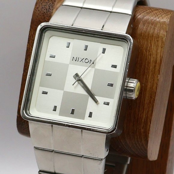☆☆SALE☆☆ Fresh Nixon Quatro- Stainless Steel w White and Silver Dial - Picture 1 of 12